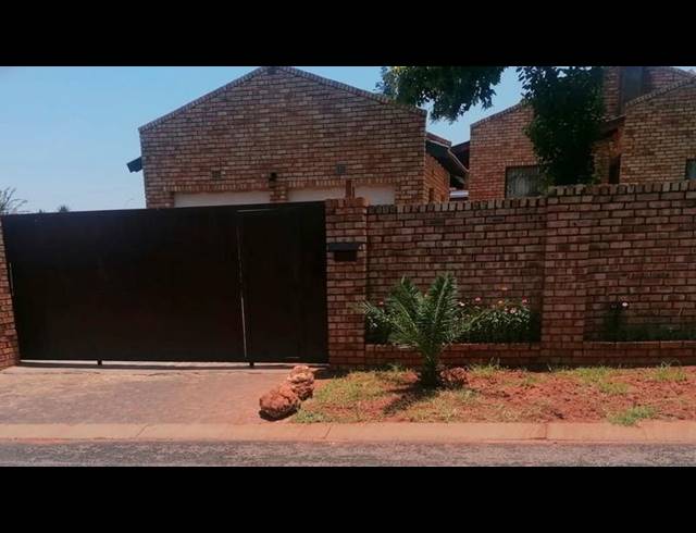 4 BEDROOM HOUSE FOR SALE IN SPRUIT VIEW